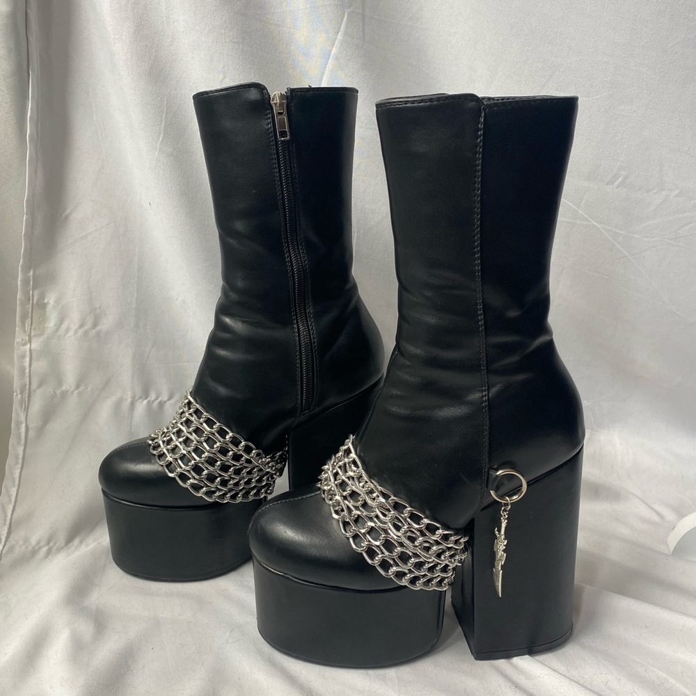 lamoda chain platform boots